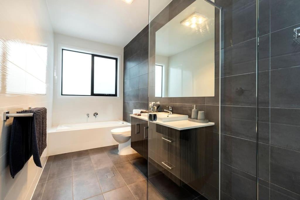 Luxury Home In Christies Beach With King Bed, Nbn, Netflix, 3Bed 2Bath Экстерьер фото
