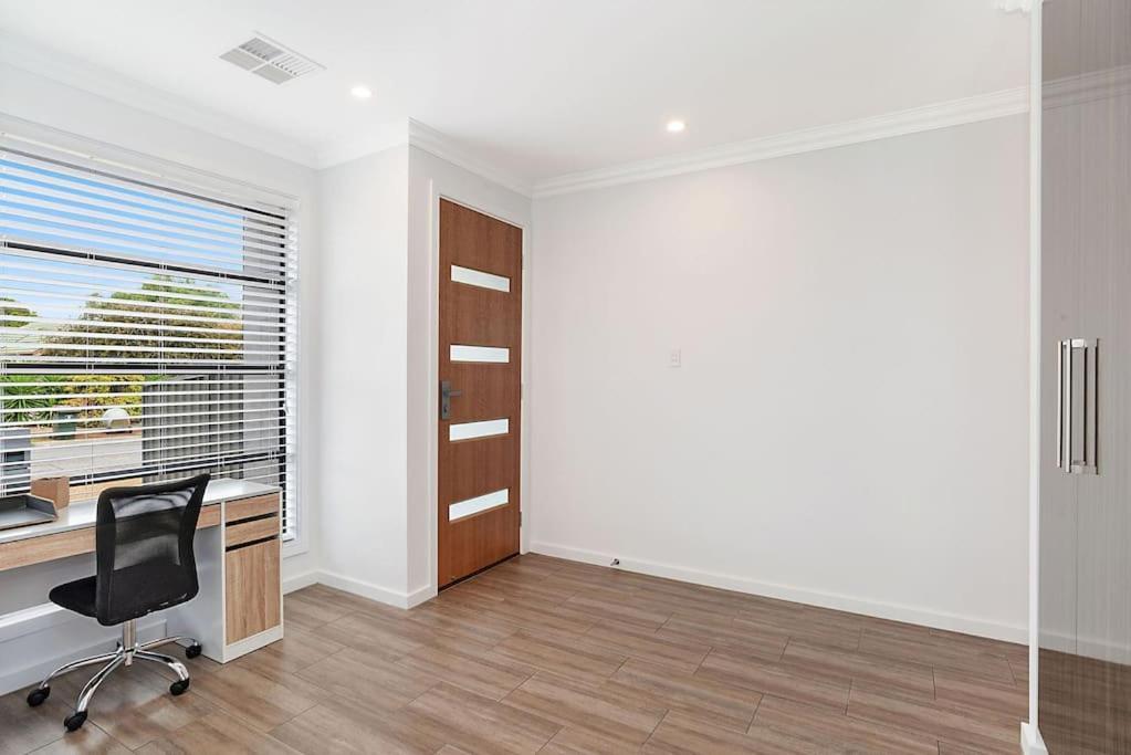 Luxury Home In Christies Beach With King Bed, Nbn, Netflix, 3Bed 2Bath Экстерьер фото