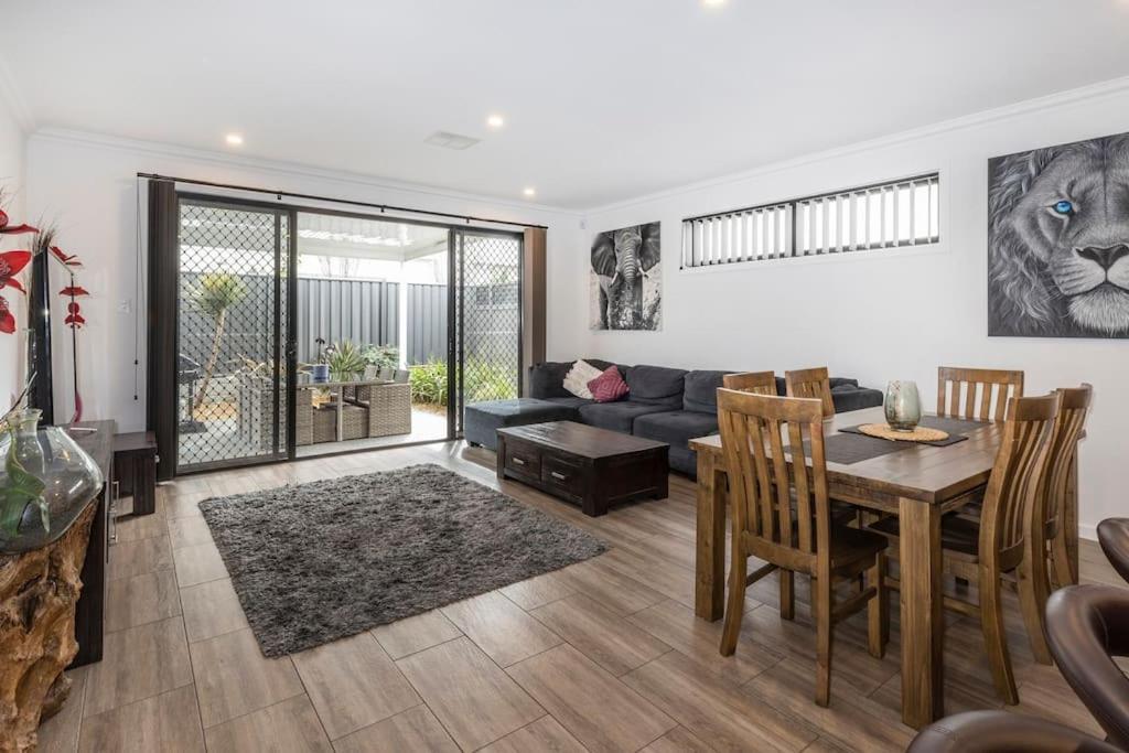 Luxury Home In Christies Beach With King Bed, Nbn, Netflix, 3Bed 2Bath Экстерьер фото