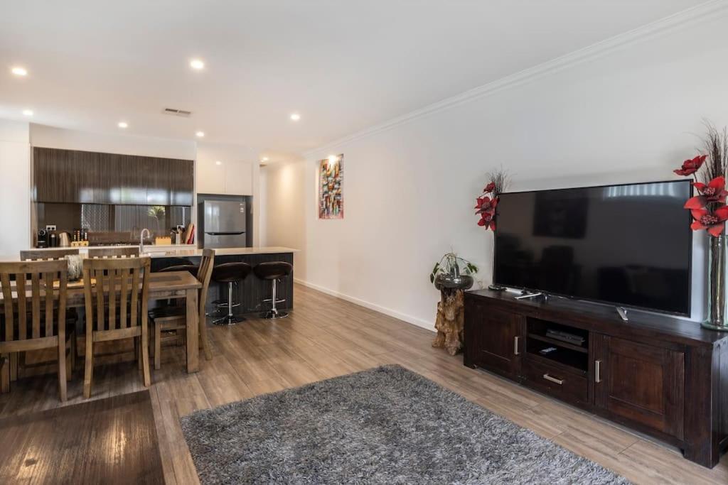 Luxury Home In Christies Beach With King Bed, Nbn, Netflix, 3Bed 2Bath Экстерьер фото
